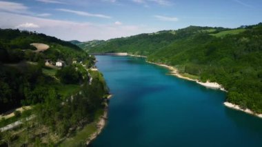 Bir tatlı su Gölü ve baraj İtalya havadan görünümü