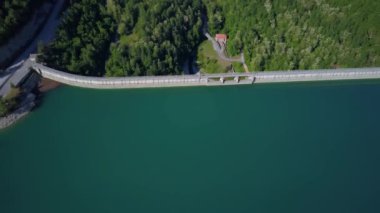Bir tatlı su Gölü ve baraj İtalya havadan görünümü