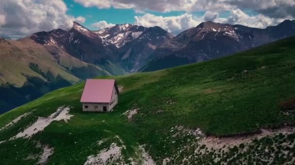 Bergslandskap som flyger runt bergstopparna i en nationalpark — Stockvideo