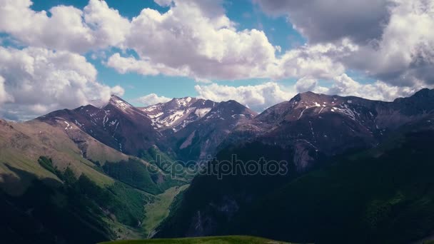 Berglandschaft im Flug um die Berggipfel eines Nationalparks — Stockvideo