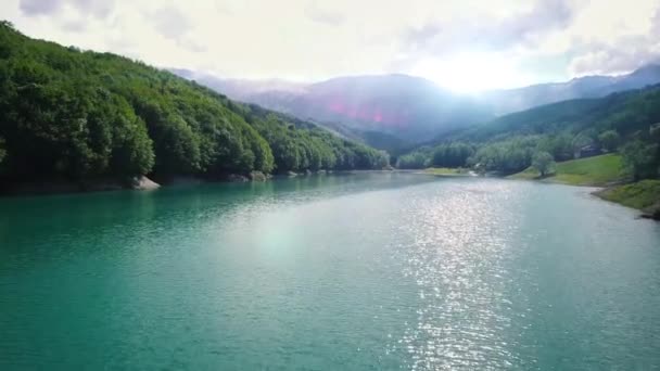 Letecký pohled na sladkovodního jezera a přehrady v Itálii — Stock video