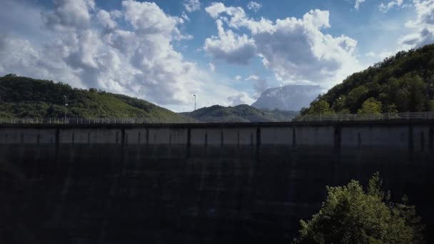 Vista aérea de un lago de agua dulce y presa en Italia — Vídeo de stock