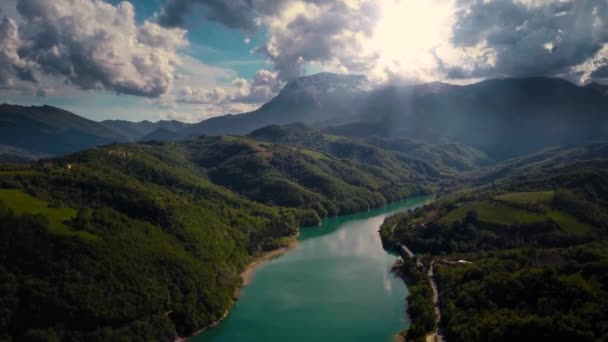 Vista aérea de un lago de agua dulce y presa en Italia — Vídeo de stock