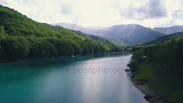 Вид с воздуха на пресноводное озеро и плотину в Италии — стоковое видео