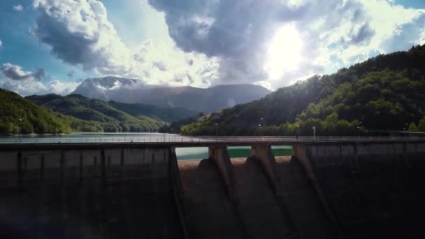 Vista aérea de um lago de água doce e barragem na Itália — Vídeo de Stock