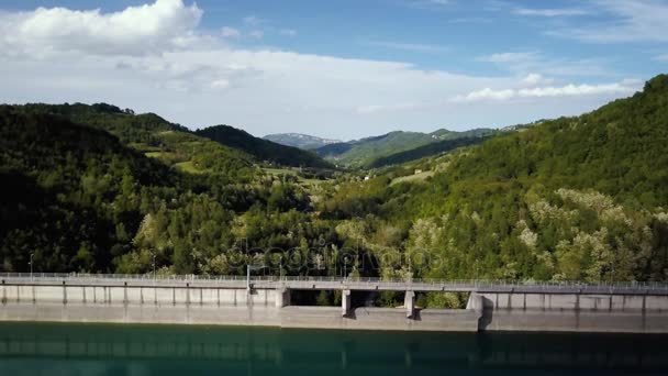 Vista aérea de um lago de água doce e barragem na Itália — Vídeo de Stock