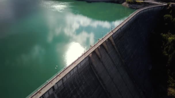 Αεροφωτογραφία του γλυκού νερού στη λίμνη και φράγμα στην Ιταλία — Αρχείο Βίντεο