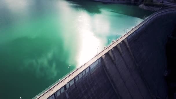 Veduta aerea di un lago e di una diga d'acqua dolce in Italia — Video Stock