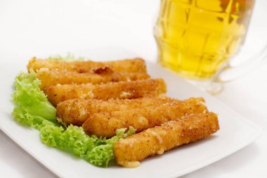 Bira ve aperatifler / derin yağda kızartılmış Mozzarella peyniri