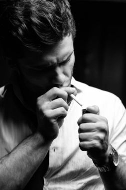 Sigara içen bir adam