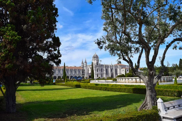 Mosteiro de Jerónimos através dos jardins em Belém — Fotografia de Stock