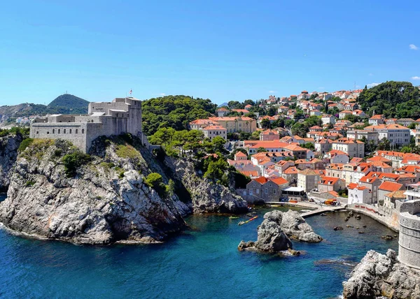 Na pobřeží u staré město Dubrovník, Chorvatsko — Stock fotografie