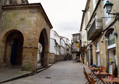 Santiago De Compostela, İspanya - 28 Temmuz 2015: boş sokak içinde eski şehir, Santiago de Compostela, Camino de Santiago hac bitiş noktası