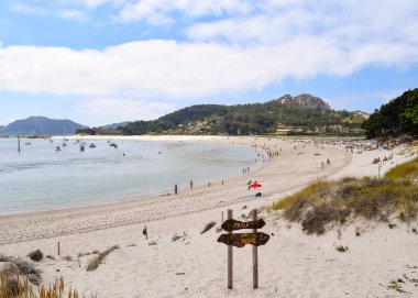 CIES Adaları, İspanya - 2 Ağustos 2015: Bir yaz gününde Praia de Rodas Plajı'nda tanımlanamayan kişi