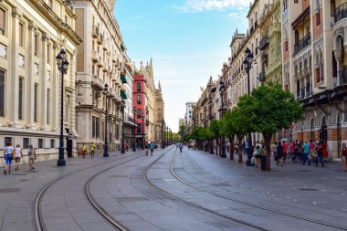 Sevilla, İspanya - Eylül 2015 yaklaşık: Kimliği belirsiz kişi yürüyüş boyunca yayalara Seville, Andalusia eski şehir