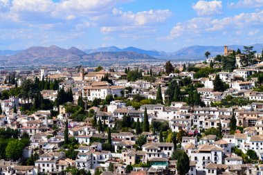 Andalusia, İspanya Granada tepelerin üstünde El Albayzin mahalle beyaz evler