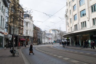 Antwerp, Belçika - 2 Mart 2017: tanımlanamayan insanlar yürümek Antwerp Şehir merkezinin sokaklarında
