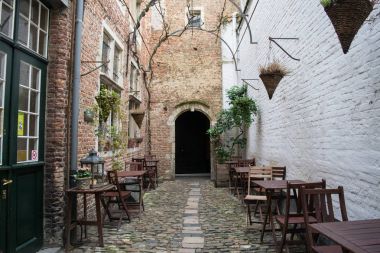 Arnavut kaldırımı Vlaeykensgang sokakta şehir merkezinde, Antwerp, Belçika