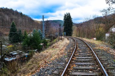 Çek Cumhuriyeti 'ndeki Loket kasabından uzağa giden tren parkurları