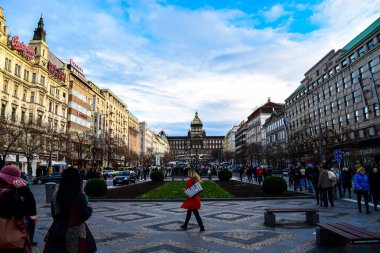 Prag, Çek Cumhuriyeti-Circa Kasım 2015: tanımlanamayan insanlar Prag 'ın merkezindeki Wenceslas Meydanı 'nda yürür