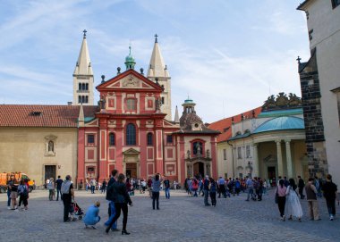 Prague, Çek Cumhuriyeti - 8 Ekim 2016: tanımlanamayan insanlar yürümek-den geçerek Prag Kalesi St George's Bazilikası'na geçmiş gerekçesiyle