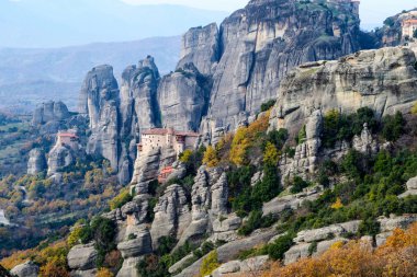 Meteora manzarası arasında Roussanou Manastırı, Thessaly, Yunanistan