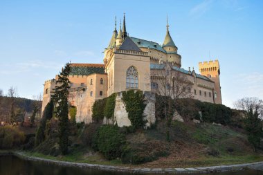 Bojnice Castle Slovakya çevreleyen hendek arasında seyir