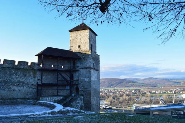Kar kule ayak ve duvarlar Trencin Castle, Slovakya yalan