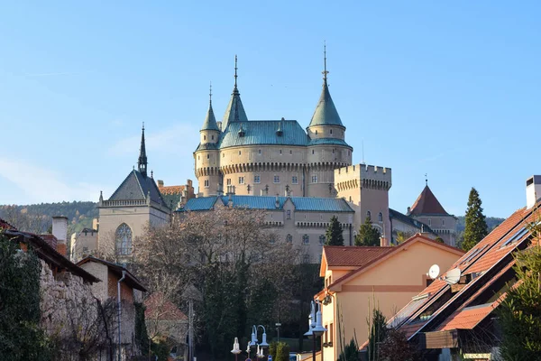 Olhando Sobre Ruas Suburbanas Para Castelo Bojnice Eslováquia Imagem De Stock