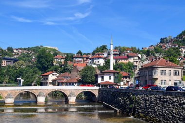 Saraybosna, Bosna Hersek - Haziran 2015 yaklaşık: Saraybosna Miljacka Nehri geçip bir köprü üzerinde kimliği belirsiz kişi