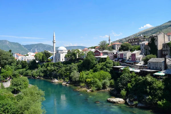 Mostar Bosna Hercegovina Cca Červen 2015 Budovy Podél Řeky Neretvy — Stock fotografie