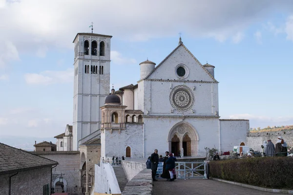 Assisi, İtalya - yaklaşık Aralık 2016: tanımlanamayan insanlara tahammül Basilica of Saint Francis dışında Assisi