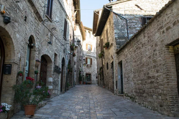 Assisi, İtalya - yaklaşık Aralık 2016: sessiz Assisi, Umbria eski şehir tarihi taş sokakları