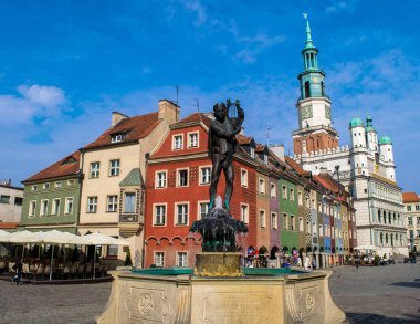 Poznan, Polonya - Eylül 2016 yaklaşık: tanımlanamayan insanlar yürüyüş son renkli geleneksel yapılar ve Belediye, Stary Rynek Meydanı Poznan