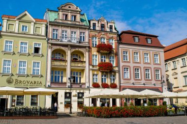 Poznan, Polonya - Eylül 2016 yaklaşık: Poznan Stary Rynek karenin çevresindeki renkli geleneksel yapılar aşağıda kimliği belirsiz kişi