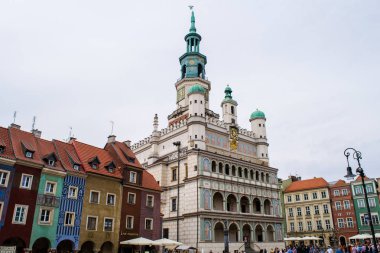 Poznan, Polonya - Eylül 2016 yaklaşık: tanımlanamayan insanlar yürüyüş son renkli geleneksel yapılar ve Belediye, Stary Rynek Meydanı Poznan