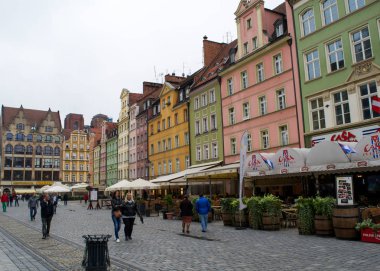 Wroclaw, Polonya - Eylül 2016 yaklaşık: tanımlanamayan insanlar yürümek geçmiş Pazar Meydanı renkli binalar, tarihi kent merkezinde