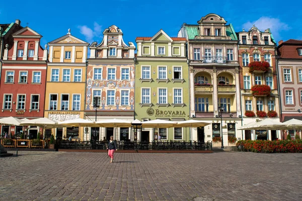 Poznan, Polonya - Eylül 2016 yaklaşık: Poznan Stary Rynek karenin çevresindeki renkli geleneksel yapılar aşağıda kimliği belirsiz kişi