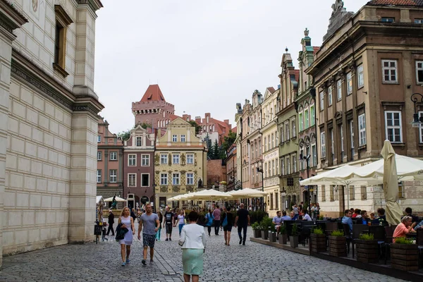 Poznan Lengyelország Szeptember 2016 Azonosítatlan Személyek Elsétálnak Hagyományos Épületek Körül — Stock Fotó