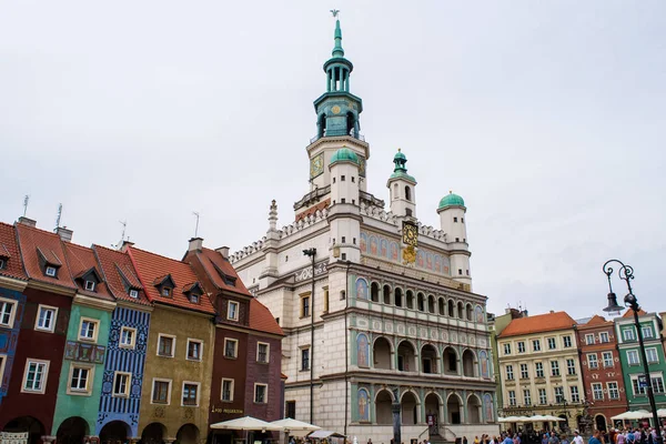 Poznan, Polonya - Eylül 2016 yaklaşık: tanımlanamayan insanlar yürüyüş son renkli geleneksel yapılar ve Belediye, Stary Rynek Meydanı Poznan