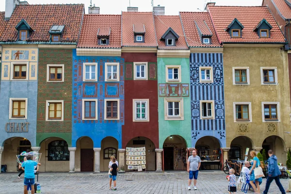 Poznan, Polonya - Eylül 2016 yaklaşık: tanımlanamayan insanlar yürümek geçmiş Stary Rynek Meydanı Poznan renkli geleneksel yapılar