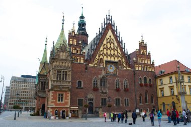 Wroclaw, Polonya - Eylül 2016 yaklaşık: tanımlanamayan insanlar yürümek Wroclaw Belediye Binası 