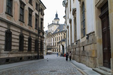 Wroclaw, Polonya - Eylül 2016 yaklaşık: tanımlanamayan İnsanlar yürüyorlar sokaklarda University Wroclaw yakınındaki