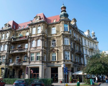 Szczecin, Polonya - Eylül 2016 yaklaşık: kimliği belirsiz kişi geçmiş mimari Szczecin şehir yürüyüş