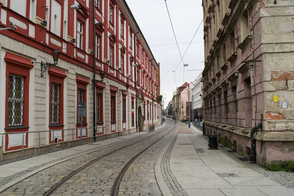 在波兰弗罗茨瓦夫老城 电车轨道贯穿街道 — 图库照片