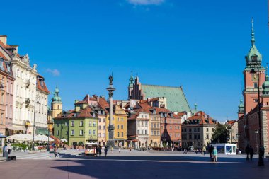 Varşova, Polonya - 6 Eylül 2016: tanımlanamayan insanlar yürümek-den geçerek Castle Square eski Varşova şehir dışında