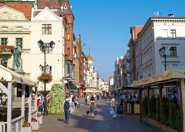 Torun Polônia Por Volta Setembro 2016 Pedestres Não Identificados Caminham — Fotografia de Stock