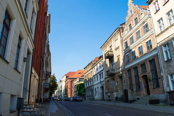 Torun, Polonya - Eylül 2016 yaklaşık: kimliği belirsiz insanlar yürüyüş Zeglarska sokak Torun eski şehir merkezinde