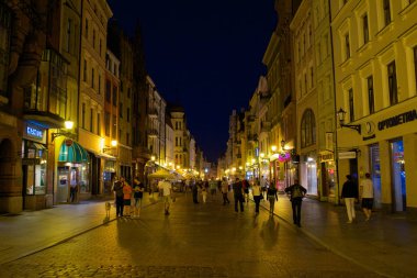 Torun, Polonya - Eylül 2016 yaklaşık: tanımlanamayan İnsanlar yürüyorlar sokaklarda Torun eski şehir merkezinde