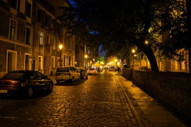 Torun, Polonya - Eylül 2016 yaklaşık: tanımlanamayan İnsanlar yürüyorlar sokaklarda Torun eski şehir merkezinde